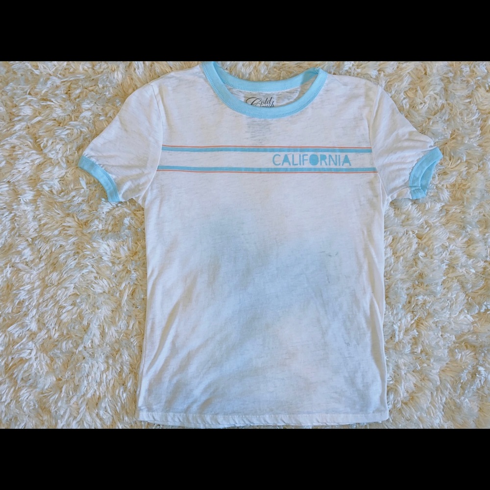 white & blue “California” tee!! 🐬🌴 ⁣